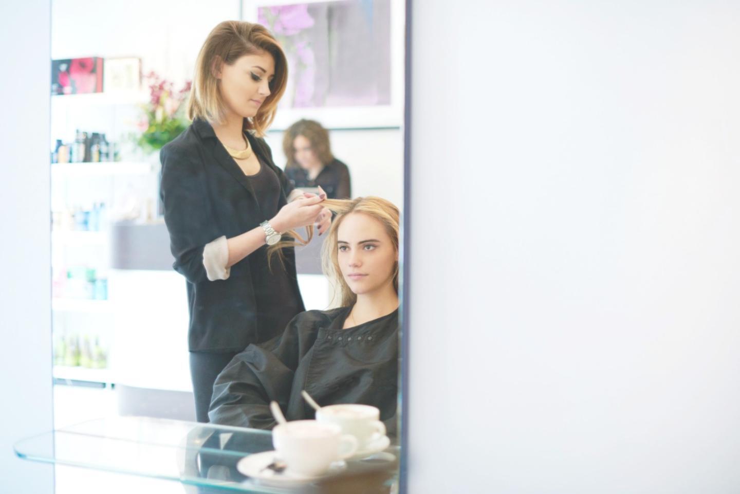Productos de cuidado facial orgánicos dispuestos artísticamente
